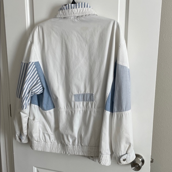 Stylish Women's Jean Jacket in Blue and White - Picture 2 of 3